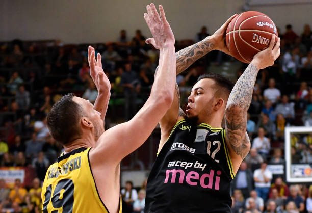 赛表现赢得 赛表现赢得